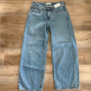 Low Rise Size 24 Short Wide Leg Light Wash Jeans